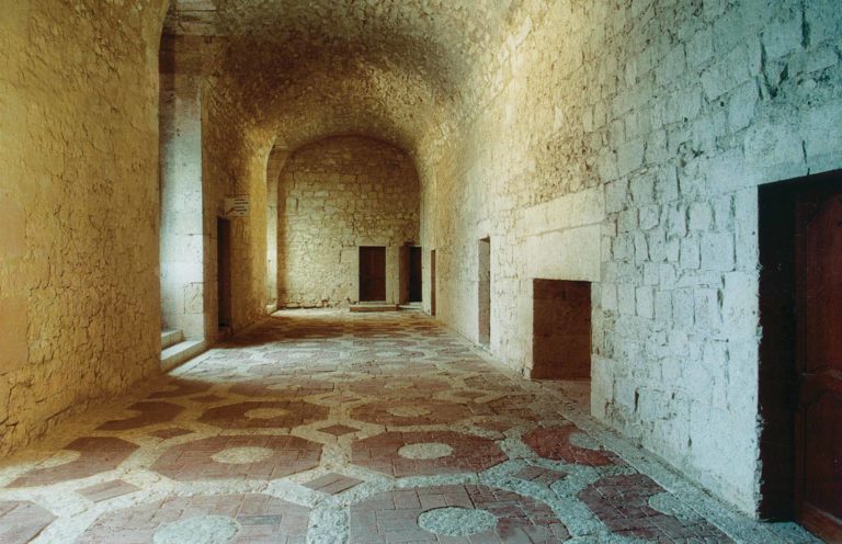 La Grande Galerie et son pavement du XVIIe siècle.